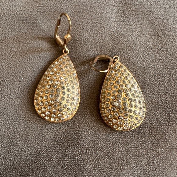 Elegant Gold Teardrop Earrings with a sparkly crystals in dot design Date Night - Picture 1 of 10